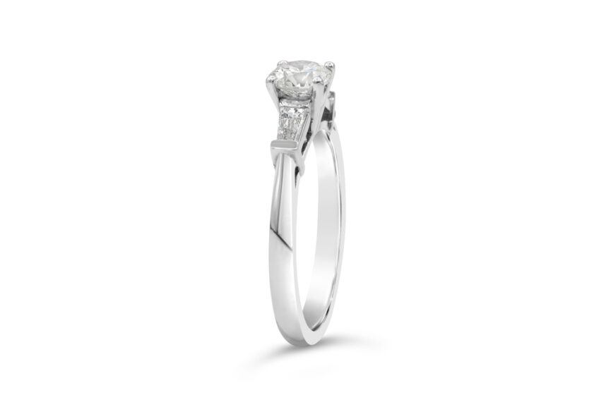 SINGLE STONE TAPERED BAGUETTES SHOULDERS RING - Image 3