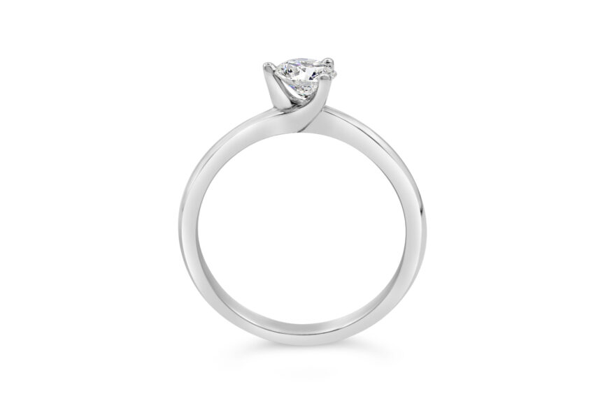 3 CLAW SINGLE STONE DIAMOND RING - Image 2
