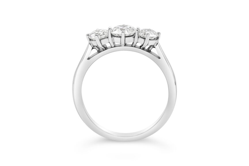 GRADUATED 3 STONE RING - Image 9