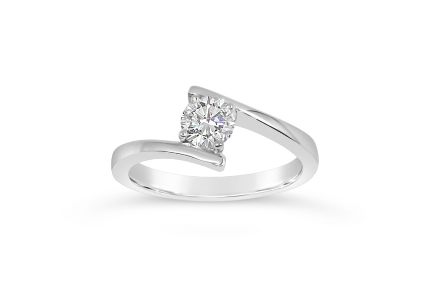 EMERALD SINGLE STONE X/OVER RING