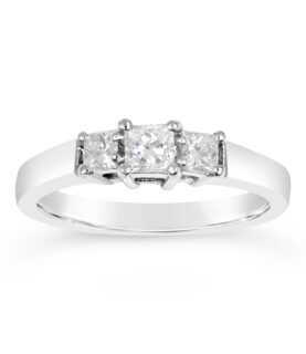 PRINCESS CUT 3 STONE RING