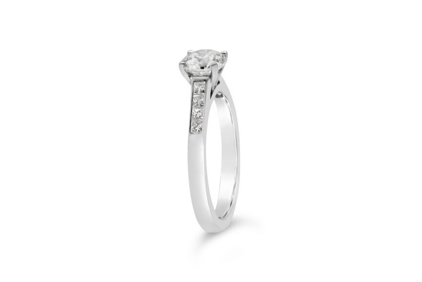 ROUND SINGLE STONE PRINCESS CUT SHOULDERS RING - Image 3