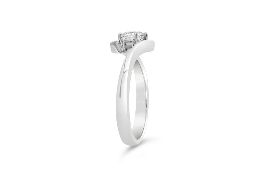 EMERALD SINGLE STONE X/OVER RING - Image 2