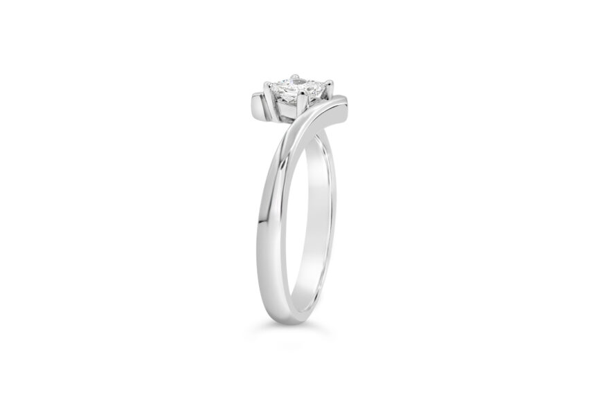 PRINCESS CUT CROSSOVER RING  - Image 3