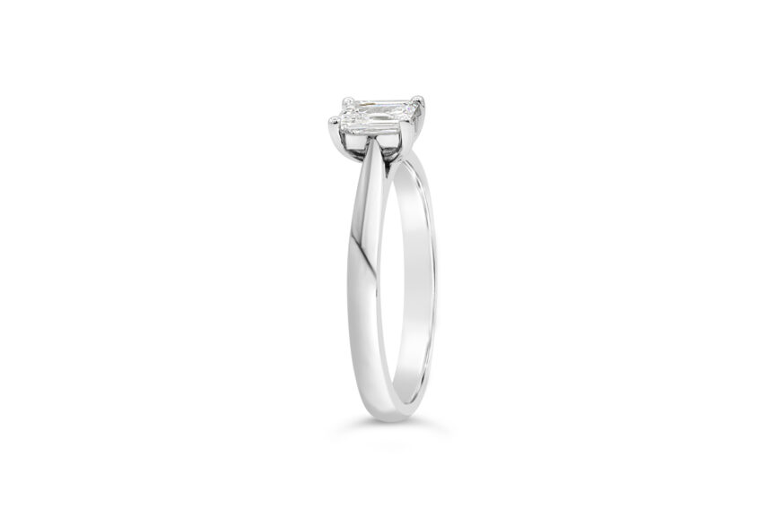 U SHAPE EMERALD CUT SINGLE STONE RING - Image 3