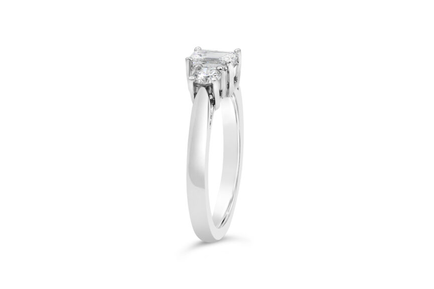 1 E/C + 2 ROUND DIAMOND RING - Image 3
