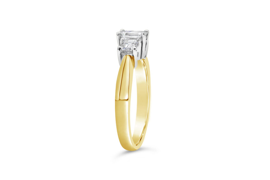 3 STONE EMERALD CUT DIAMOND RING - Image 3
