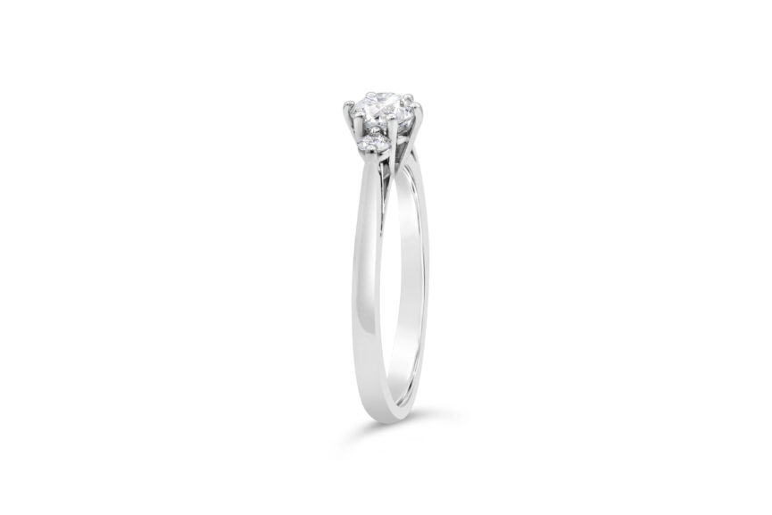 3 STONE DIAMOND RING - Image 3