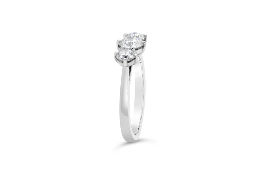 GRADUATED 3 STONE RING - Image 4