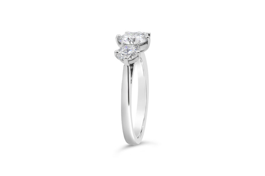 GRADUATED 3 STONE RING - Image 3