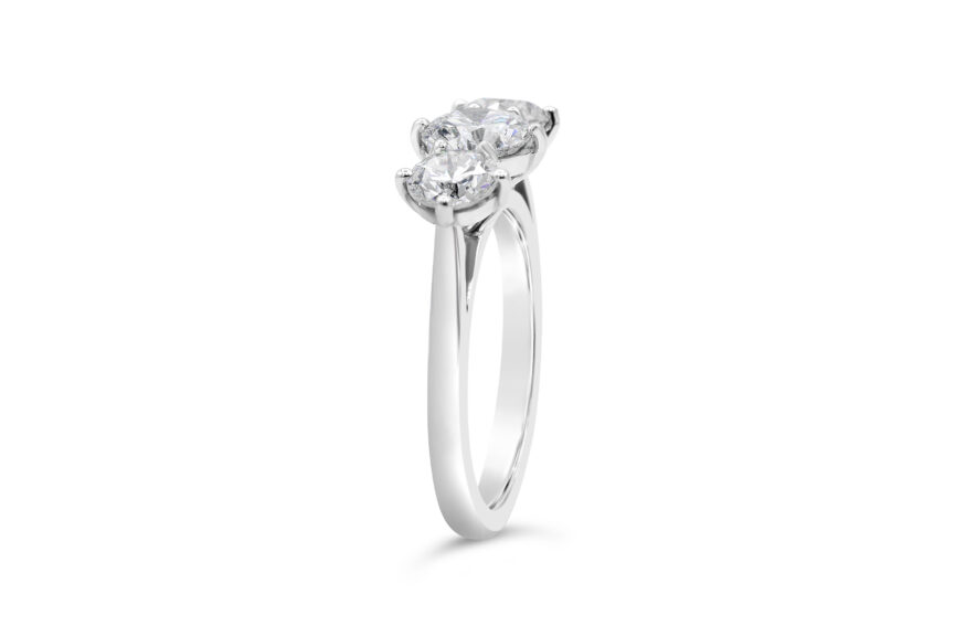 GRADUATED 3 STONE RING - Image 2