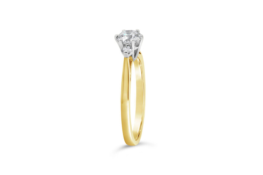 3 STONE DIAMOND RING - Image 3