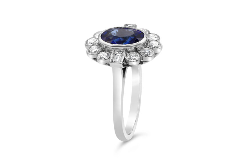SAPPHIRE OVAL 12 DIAMOND CLUSTER RING - Image 3