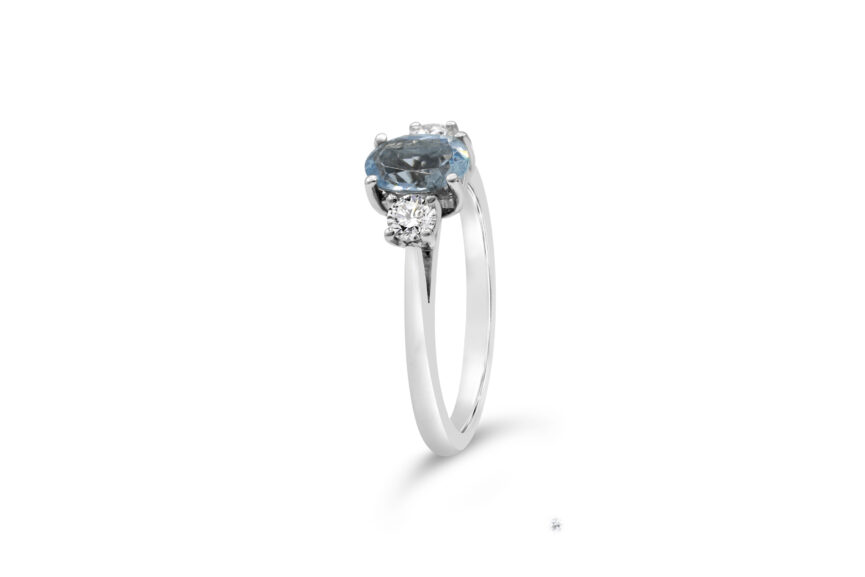 OVAL AND ROUND DIAMOND 3 STONE - Image 3