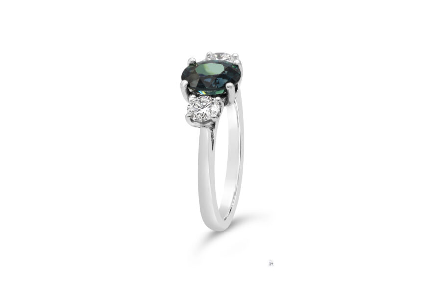 OVAL AND ROUND DIAMOND 3 STONE - Image 3